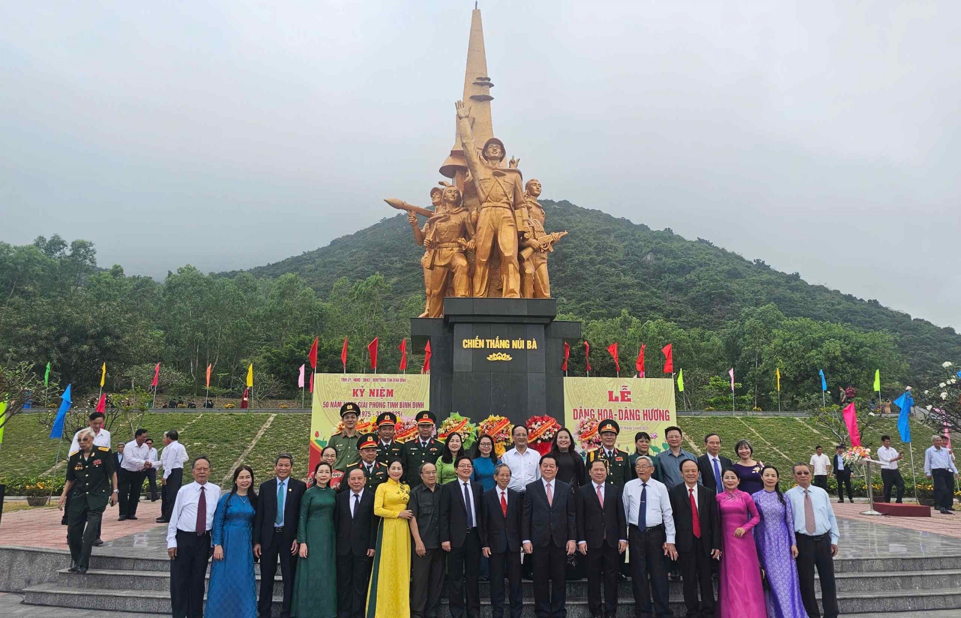 Bình Định đón nhận Huân chương độc lập hạng Ba Bình Định đón nhận Huân chương độc lập hạng Ba