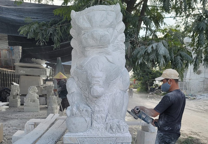 Từ khối đá đơn sơ, qua bàn tay tài hoa của những nghệ nhân, đá được chạm khắc khéo léo và cực kỳ tinh xảo.