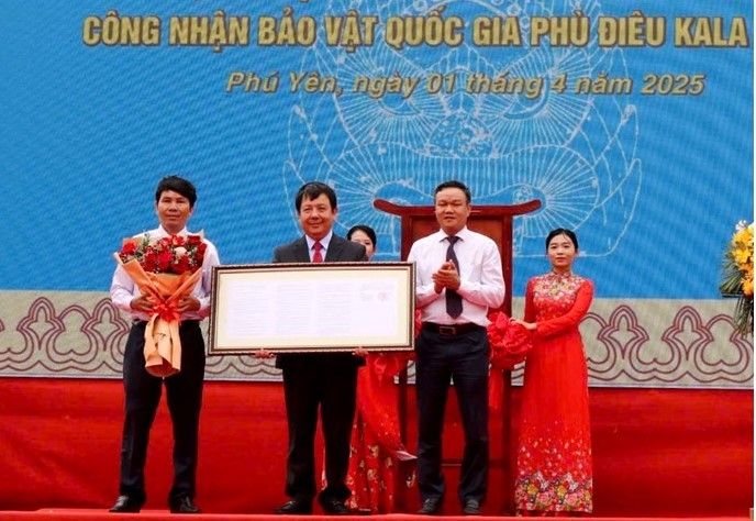 Công bố bảo vật Quốc gia đầu tiên của tỉnh Phú Yên Công bố bảo vật Quốc gia đầu tiên của tỉnh Phú Yên