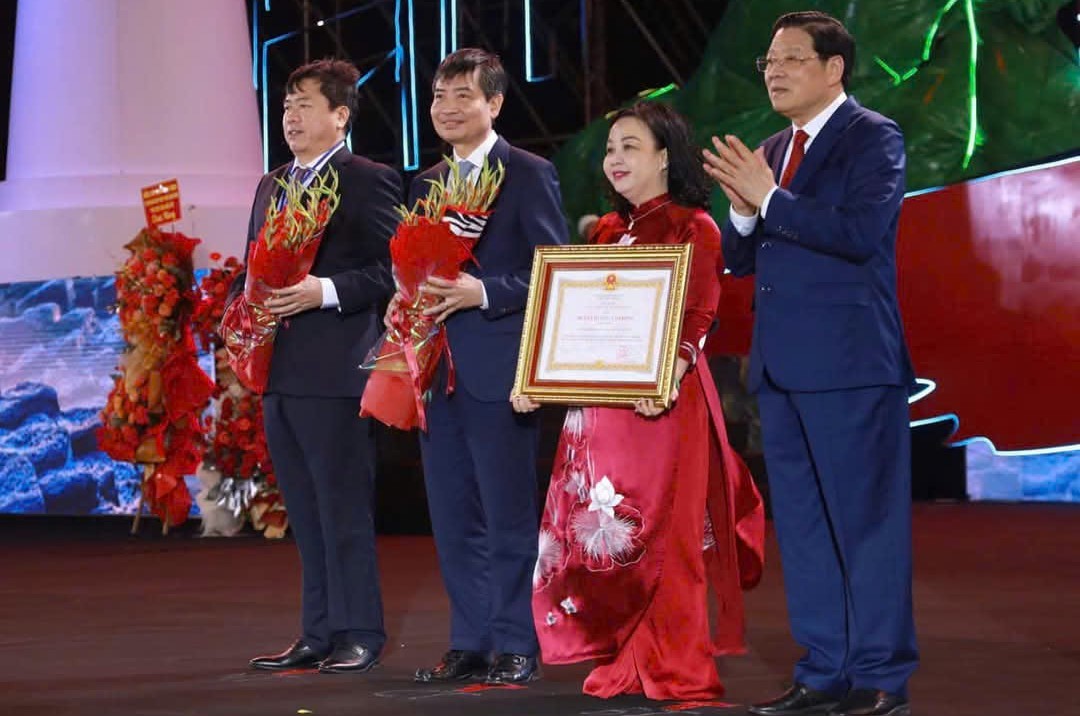 Phú Yên đón nhận Huân chương Lao động hạng Nhất