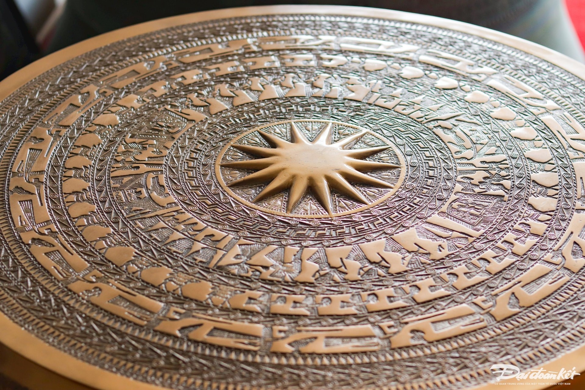 Mặt trống đồng ở làng nghề Trà Đông có nhiều đường nét tinh xảo, được làm hoàn toàn bằng phương pháp thủ công truyền thống. 