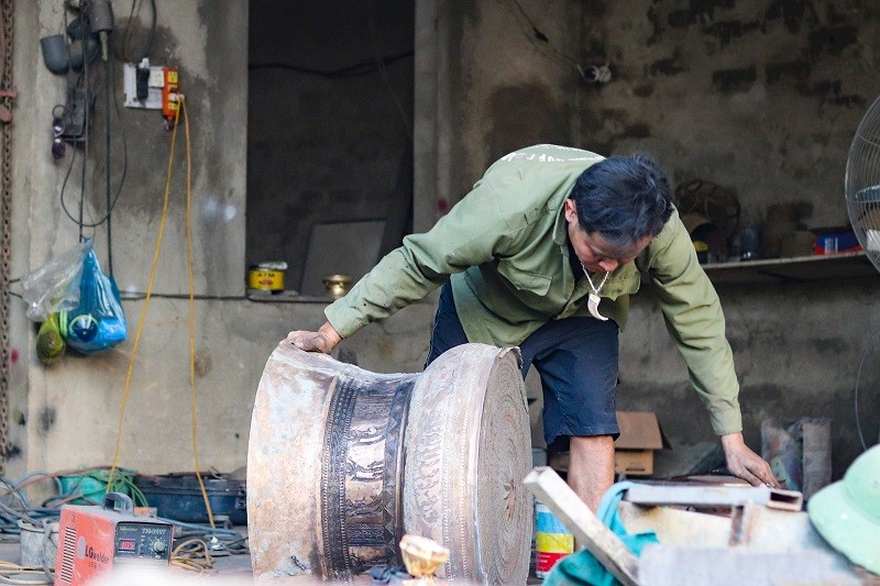 Công đoạn làm khuôn là công đoạn phức tạp nhất.  Sau khi có khuôn cứng, người thợ sẽ rót đồng lỏng vào. Công đoạn này cần chờ thêm 4-5 tiếng để đồng nguội và đông cứng.