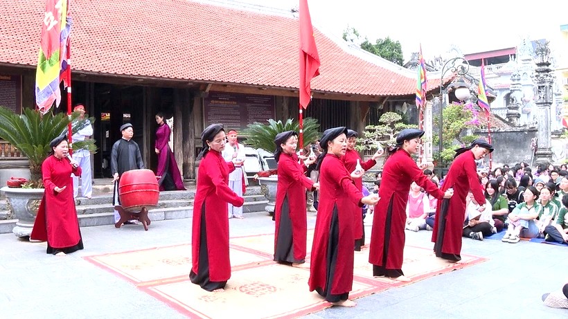 Các nghệ nhân làng Xoan gốc biểu diễn Hát Xoan tại Đình Hùng Lô, xã Hùng Lô, thành phố Việt Trì đã thu hút đông đảo người dân và du khách tham gia. 