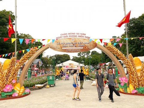 tp ho chi minh dong dao du khach tham gia le hoi banh mi nam 2025