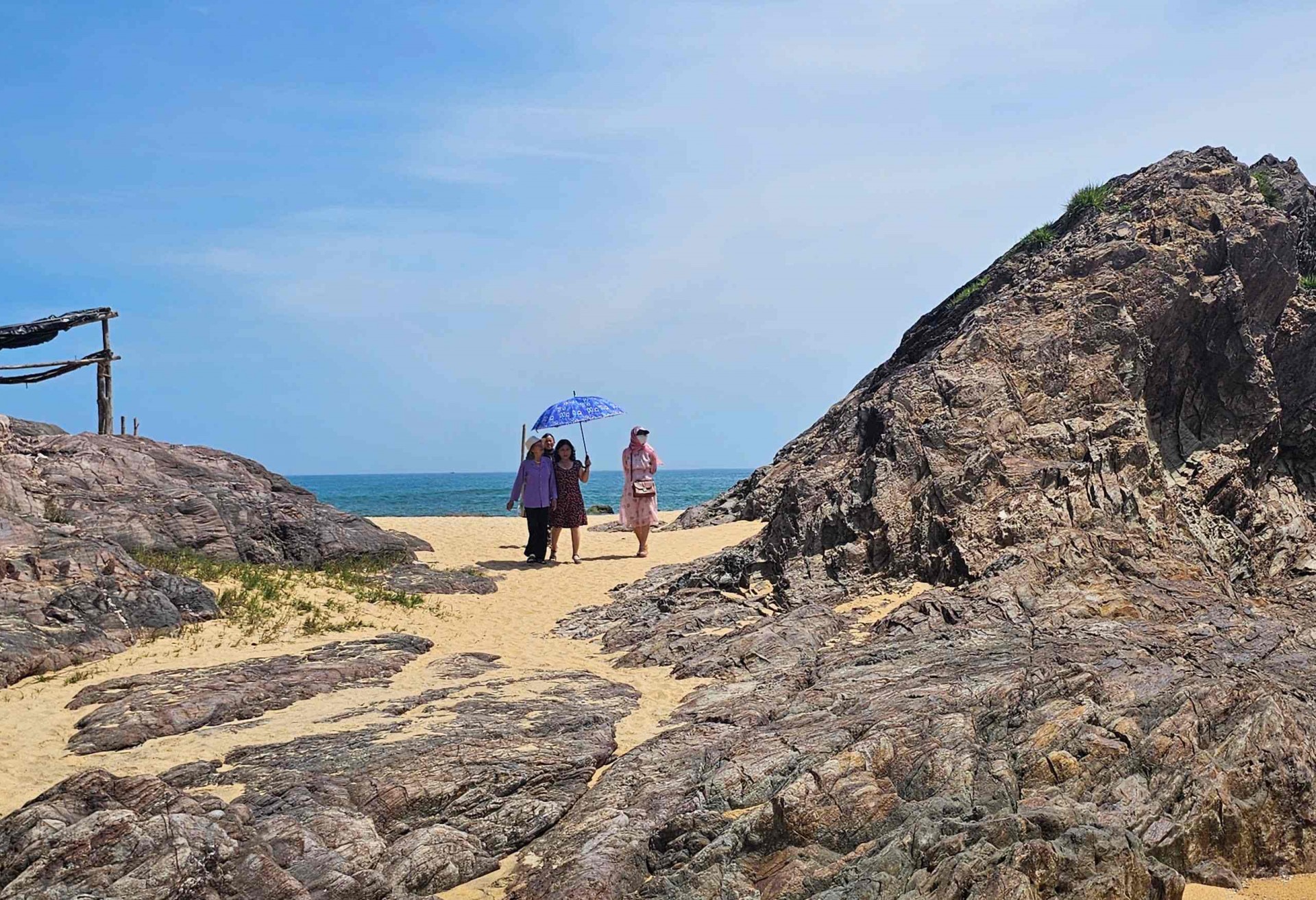 Bình Định: Gành đá Lộ Diêu mang vẻ đẹp kỳ vĩ với khối đá hình thù lạ mắt