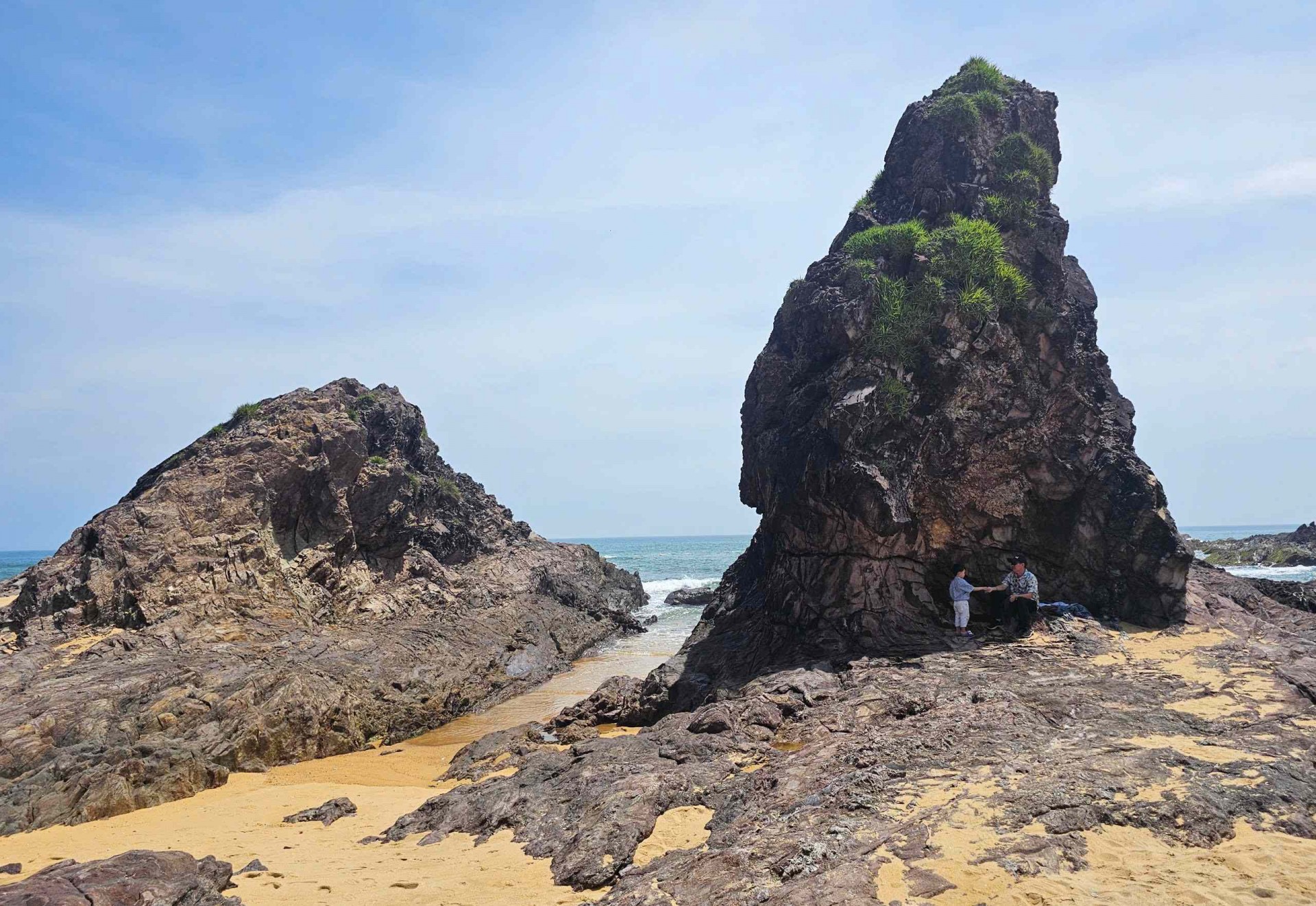 Bình Định: Gành đá Lộ Diêu mang vẻ đẹp kỳ vĩ với khối đá hình thù lạ mắt