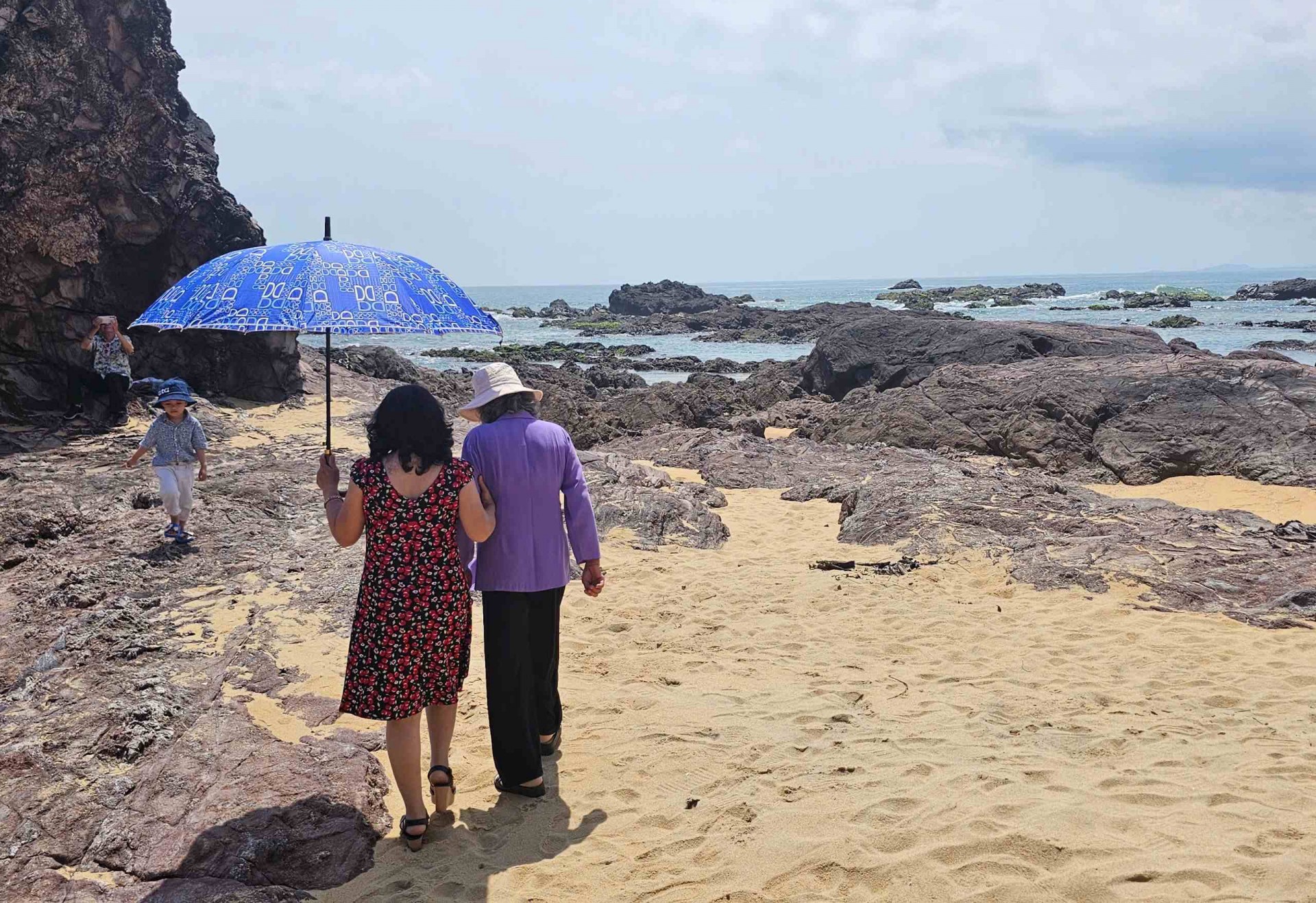 Bình Định: Gành đá Lộ Diêu mang vẻ đẹp kỳ vĩ với khối đá hình thù lạ mắt