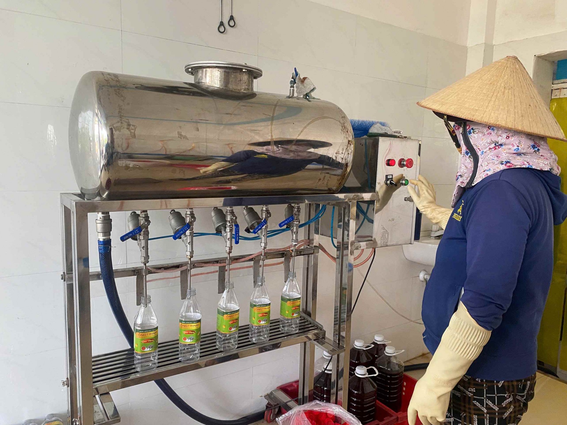 Quảng Nam: Ông chủ 8X làm nước mắm truyền thống thu hơn 4 tỷ đồng mỗi năm Quảng Nam: Ông chủ 8X làm nước mắm truyền thống thu hơn 4 tỷ đồng mỗi năm