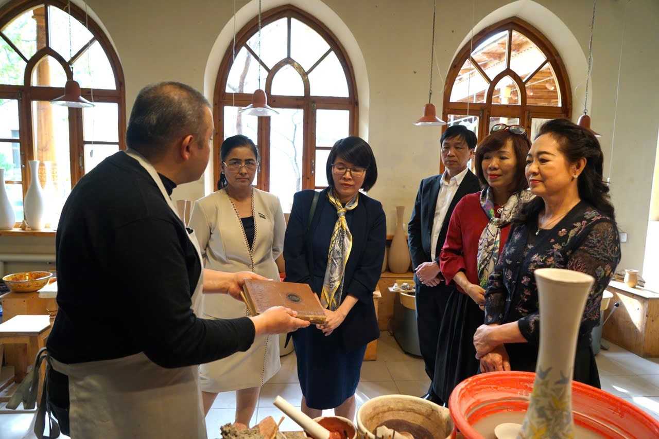 Phu nhân Nguyễn Thị Thanh Nga tìm hiểu về gốm sứ truyền thống của gia đình Rakhimov. 