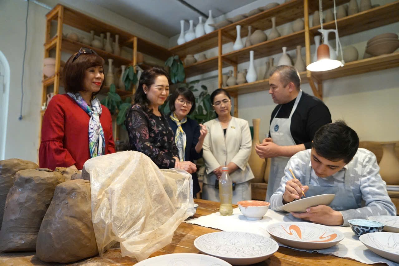 Các thế hệ trong gia đình cơ sở xưởng gốm Rakhimov thường xuyên tổ chức các sự kiện giao lưu, trưng bày với các nghệ nhân gốm trong nước và nước ngoài.