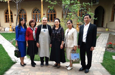 Phu nhân Chủ tịch Quốc hội tham quan cơ sở gốm truyền thống ở Thủ đô Tashkent của Uzbekistan