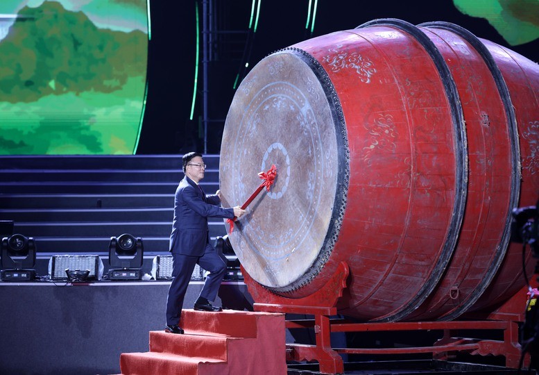 Phó Thủ tướng Lê Thành Long đánh trống khai mạc Lễ hội Hoa Lư - Ảnh: VGP/Đức Tuân Phó Thủ tướng Lê Thành Long đánh trống khai mạc Lễ hội Hoa Lư - Ảnh: VGP/Đức Tuân