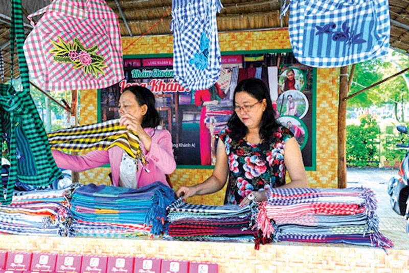 Khăn rằn Long Khánh: Vẻ đẹp mộc mạc, đậm đà văn hóa Nam Bộ Khăn rằn Long Khánh: Vẻ đẹp mộc mạc, đậm đà văn hóa Nam Bộ