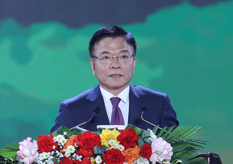 Phó Thủ tướng nêu rõ, Lễ hội Hoa Lư, một trong những giá trị di sản đặc sắc nêu trên, đã trở thành hoạt động văn hóa tinh thần phong phú, gắn kết của người dân Cố đô Hoa Lư, Ninh Bình và của cả nước - Ảnh: VGP/Đức Tuân Phó Thủ tướng nêu rõ, Lễ hội Hoa Lư, một trong những giá trị di sản đặc sắc nêu trên, đã trở thành hoạt động văn hóa tinh thần phong phú, gắn kết của người dân Cố đô Hoa Lư, Ninh Bình và của cả nước - Ảnh: VGP/Đức Tuân