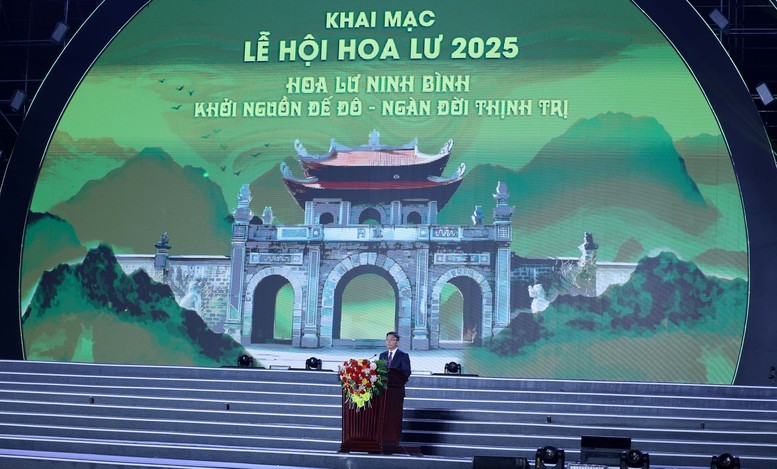 Phó Thủ tướng đề nghị tỉnh Ninh Bình tăng cường bảo tồn, khai thác, phát huy giá trị của Lễ hội Hoa Lư; đẩy mạnh đầu tư xây dựng cơ sở vật chất, bảo tồn không gian tâm linh linh thiêng của Lễ hội - Ảnh: VGP/Đức Tuân Phó Thủ tướng đề nghị tỉnh Ninh Bình tăng cường bảo tồn, khai thác, phát huy giá trị của Lễ hội Hoa Lư; đẩy mạnh đầu tư xây dựng cơ sở vật chất, bảo tồn không gian tâm linh linh thiêng của Lễ hội - Ảnh: VGP/Đức Tuân