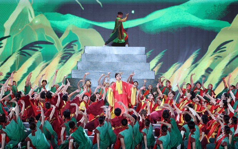 Một số tiết mục văn nghệ trong đêm khai mạc Lễ hội Hoa Lư - Ảnh: VGP/Đức Tuân Một số tiết mục văn nghệ trong đêm khai mạc Lễ hội Hoa Lư - Ảnh: VGP/Đức Tuân