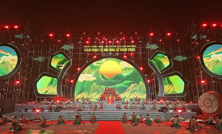 Tại lễ khai mạc, nhân dân và du khách được đắm mình vào không gian nghệ thuật với chủ đề "Hoa Lư Ninh Bình – Khởi nguồn đế đô, ngàn đời thịnh trị" - Ảnh VGP/Đức Tuân Tại lễ khai mạc, nhân dân và du khách được đắm mình vào không gian nghệ thuật với chủ đề "Hoa Lư Ninh Bình – Khởi nguồn đế đô, ngàn đời thịnh trị" - Ảnh VGP/Đức Tuân