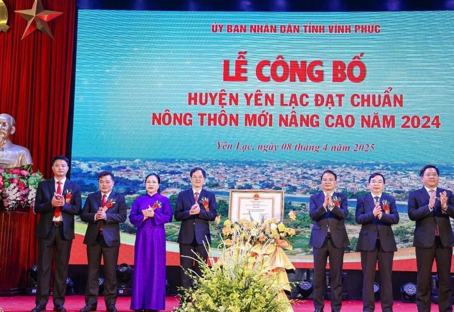 Ông Đặng Xuân Phong, Ủy viên Trung ương Đảng, Bí thư Tỉnh ủy trao bằng công nhận huyện đạt chuẩn NTM nâng cao năm 2024 của Thủ tướng Chính phủ cho Đảng bộ, chính quyền và nhân dân huyện Yên Lạc. Ông Đặng Xuân Phong, Ủy viên Trung ương Đảng, Bí thư Tỉnh ủy trao bằng công nhận huyện đạt chuẩn NTM nâng cao năm 2024 của Thủ tướng Chính phủ cho Đảng bộ, chính quyền và nhân dân huyện Yên Lạc.