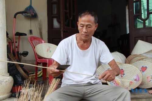 Để làm ra chiếc nón lá, phải qua rất nhiều công đoạn tỉ mỉ. Để làm ra chiếc nón lá, phải qua rất nhiều công đoạn tỉ mỉ.