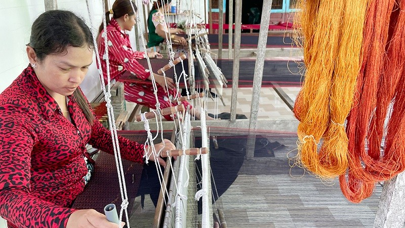 Mỗi khúc thổ cẩm có giá thành từ 1 triệu đồng trở lên là giá trị của tài hoa người thợ qua nhiều bước công phu hoàn toàn bằng thủ công. Mỗi khúc thổ cẩm có giá thành từ 1 triệu đồng trở lên là giá trị của tài hoa người thợ qua nhiều bước công phu hoàn toàn bằng thủ công.