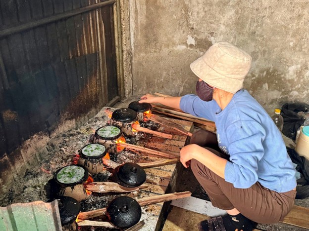 Nguyên liệu dùng để làm bánh là loại gạo tẻ xay thành bột nước. Bánh được nấu trên những chiếc nồi (chảo) đất có hình thù đặc biệt. 