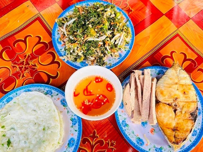 Bánh khoái chợ Ngò có nhân là cá nướng, giò hoặc đậu phụ.