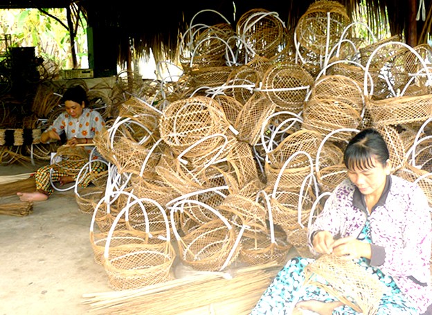 Gia đình bà Trần Thị Nhung, ngụ ấp Phú Long (xã Phước Ngãi, huyện Ba Tri)  theo nghề đan đát suốt mấy chục năm. Gia đình bà Trần Thị Nhung, ngụ ấp Phú Long (xã Phước Ngãi, huyện Ba Tri)  theo nghề đan đát suốt mấy chục năm.