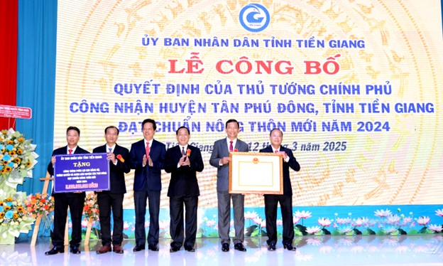 Thừa ủy quyền của Thủ tướng Chính phủ, lãnh đạo Tỉnh ủy, UBND tỉnh Tiền Giang trao Bằng công nhận huyện Tân Phú Đông đạt chuẩn NTM năm 2024; UBND tỉnh trao Bảng tượng trưng tặng công trình phúc lợi 5 tỷ đồng cho Đảng bộ, chính quyền và nhân dân huyện Tân Phú Đông đạt chuẩn NTM năm 2024.