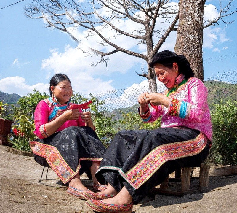 Làng nghề thêu liển hài ở Mường Chà Làng nghề thêu liển hài ở Mường Chà