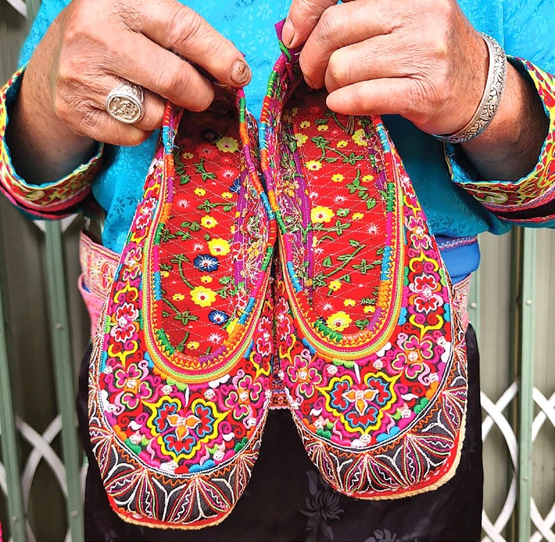 Làng nghề thêu liển hài ở Mường Chà Làng nghề thêu liển hài ở Mường Chà