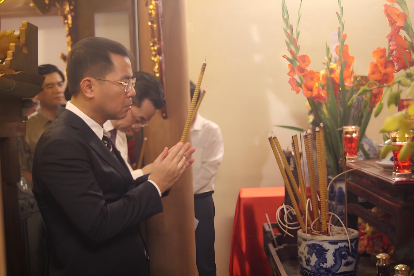 Đại diện lãnh đạo các cấp thực hiện nghi lễ dâng hương tại di tích Miếu Diều Đại diện lãnh đạo các cấp thực hiện nghi lễ dâng hương tại di tích Miếu Diều