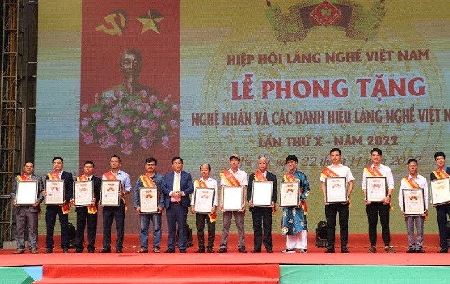 Lễ Phong tặng Danh hiệu nghệ nhân và các Danh hiệu Làng nghề Việt Nam lần thứ X tổ chức tại thủ đô Hà Nội Lễ Phong tặng Danh hiệu nghệ nhân và các Danh hiệu Làng nghề Việt Nam lần thứ X tổ chức tại thủ đô Hà Nội