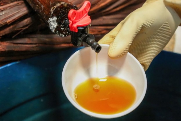 Nước mắm đạt chuẩn có màu cánh gián, mùi thơm dịu Nước mắm đạt chuẩn có màu cánh gián, mùi thơm dịu