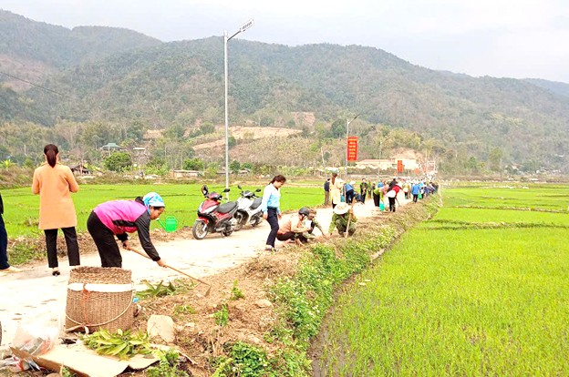 Người dân xã Lay Nưa chung tay vệ sinh, trồng cây trang trí dọc tuyến đường, xây dựng NTM. Người dân xã Lay Nưa chung tay vệ sinh, trồng cây trang trí dọc tuyến đường, xây dựng NTM.