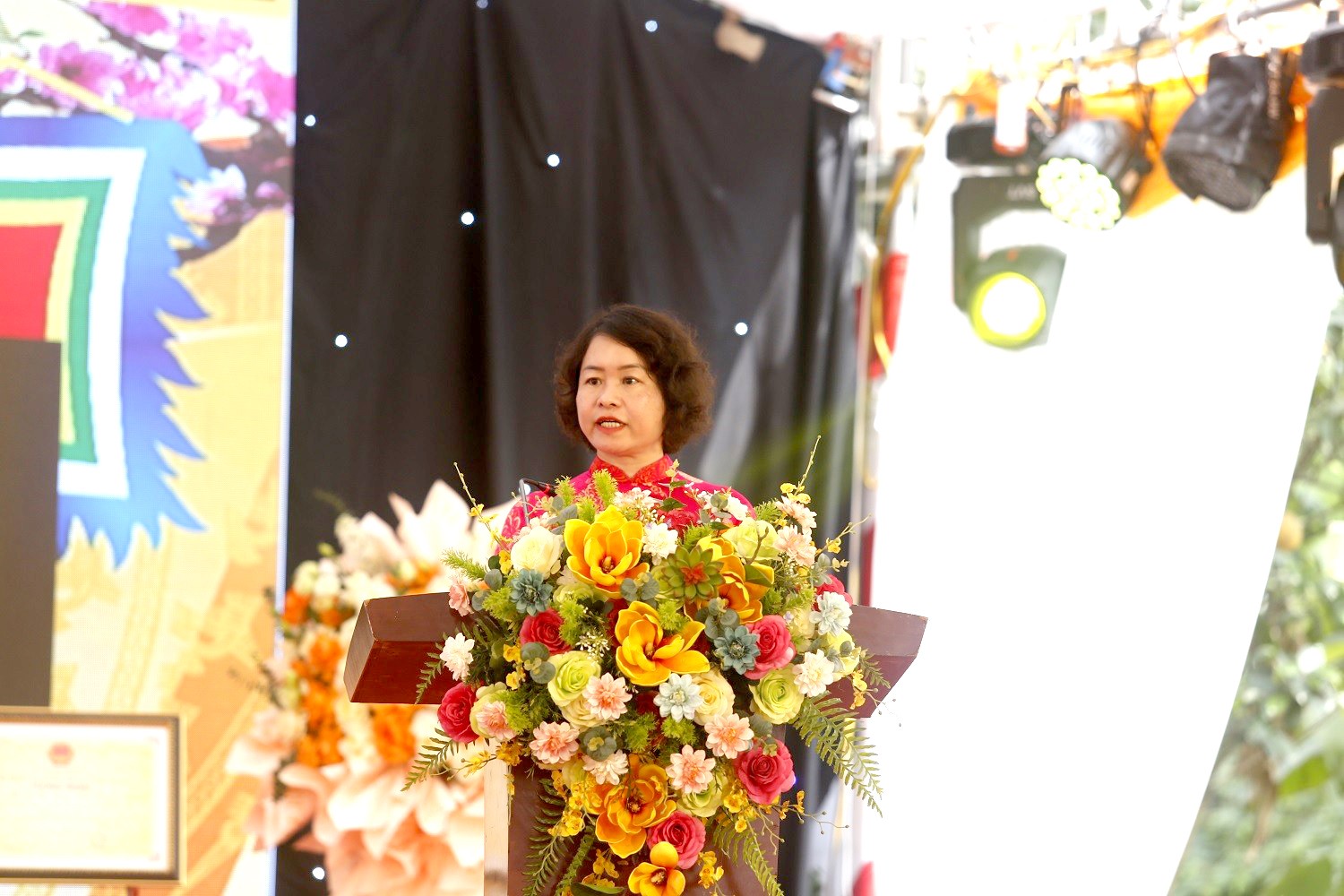 Đồng chí Phạm Thị Lan Anh, Trưởng phòng Quản lý Di sản văn hóa, Sở Văn hóa và Thể thao Hà Nội lên đọc Quyết định ghi danh “Lễ hội truyền thống  hội làng Văn Giang - Nam Dương” thị trấn Đại Nghĩa, huyện Mỹ Đức và  xã Thái Hòa, huyện Ứng Hòa, Thành phố Hà Nội vào danh mục  Di sản văn hóa phi vật thể Quốc Gia. Đồng chí Phạm Thị Lan Anh, Trưởng phòng Quản lý Di sản văn hóa, Sở Văn hóa và Thể thao Hà Nội lên đọc Quyết định ghi danh “Lễ hội truyền thống  hội làng Văn Giang - Nam Dương” thị trấn Đại Nghĩa, huyện Mỹ Đức và  xã Thái Hòa, huyện Ứng Hòa, Thành phố Hà Nội vào danh mục  Di sản văn hóa phi vật thể Quốc Gia.