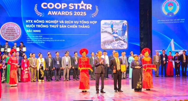 Phó Thủ tướng Chính phủ Nguyễn Chí Dũng và lãnh đạo Liên minh HTX Việt Nam trao chứng nhận và biểu trưng của chương trình cho các hợp tác xã được vinh danh