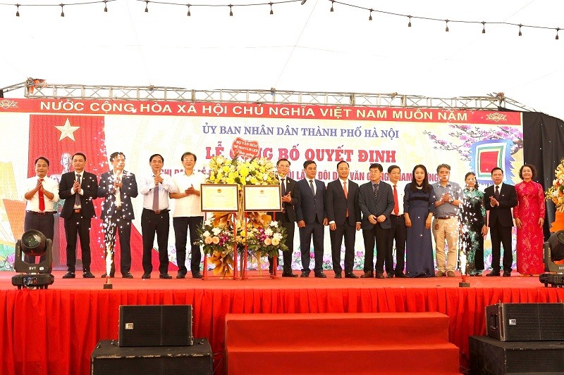 Lãnh đạo huyện Ứng Hòa, Mỹ Đức cùng đại diện 2 xã, 2 thôn nhận lẵng hoa chúc mừng của Bộ Văn hóa, Thể thao và Du lịch; Sở Văn hóa và Thể thao Hà Nội. Lãnh đạo huyện Ứng Hòa, Mỹ Đức cùng đại diện 2 xã, 2 thôn nhận lẵng hoa chúc mừng của Bộ Văn hóa, Thể thao và Du lịch; Sở Văn hóa và Thể thao Hà Nội.