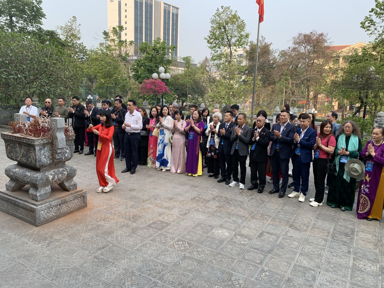 50 đại biểu kiều bào dâng hương tại Khu di tích Quốc gia đặc biệt Tân Trào, tỉnh Tuyên Quang. 50 đại biểu kiều bào dâng hương tại Khu di tích Quốc gia đặc biệt Tân Trào, tỉnh Tuyên Quang.