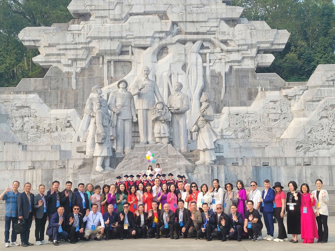 50 đại biểu kiều bào dâng hương tại Khu di tích Quốc gia đặc biệt Tân Trào, tỉnh Tuyên Quang.