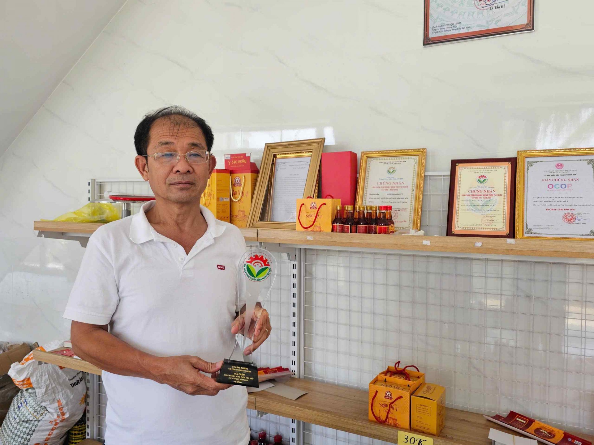 Nước mắm Long Thủy, tinh hoa của vùng biển Phú Yên Nước mắm Long Thủy, tinh hoa của vùng biển Phú Yên