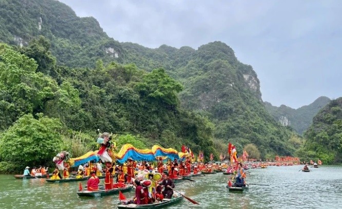 Diễn ra trong không gian của những thung nước trong xanh, những hang động lung linh huyền ảo và giữa bốn bề núi non hùng vĩ, Lễ hội Tràng An là một trong những lễ hội truyền thống độc đáo của Ninh Bình với nhiều hoạt động đặc sắc.