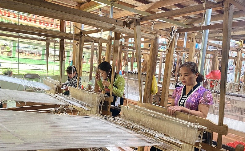 Xã Chiềng Châu (Mai Châu) quan tâm xây dựng làng nghề xanh, hướng tới phát triển bền vững. Xã Chiềng Châu (Mai Châu) quan tâm xây dựng làng nghề xanh, hướng tới phát triển bền vững.