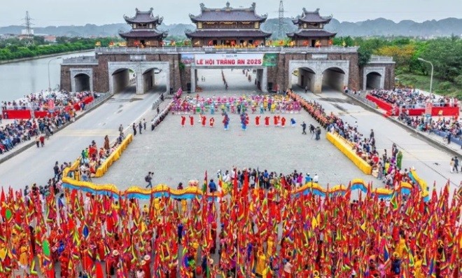 Hành trình lễ hội bắt đầu với đoàn rước Rồng từ Cổng Tam Quan tiến về bến thuyền Tràng An.