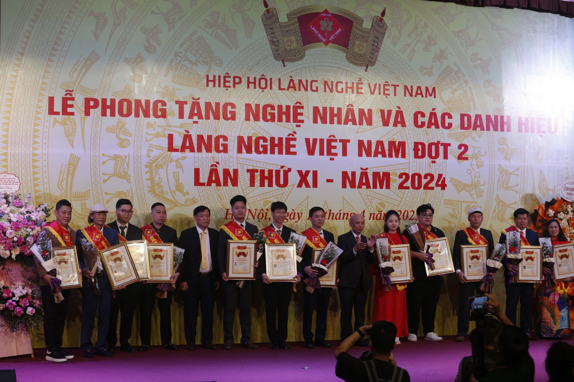Hiệp hội Làng nghề Việt Nam phong tặng 151 nghệ nhân và các danh hiệu làng nghề Hiệp hội Làng nghề Việt Nam phong tặng 151 nghệ nhân và các danh hiệu làng nghề