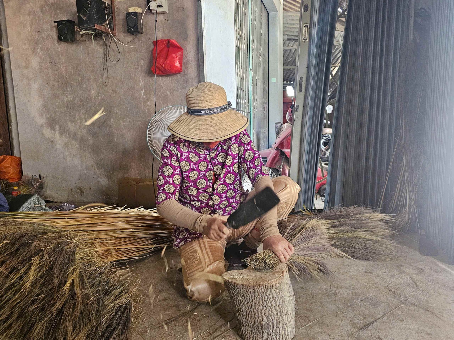 Phú Yên: Khó nhọc nghề làm chổi đót Mỹ Thành Phú Yên: Khó nhọc nghề làm chổi đót Mỹ Thành