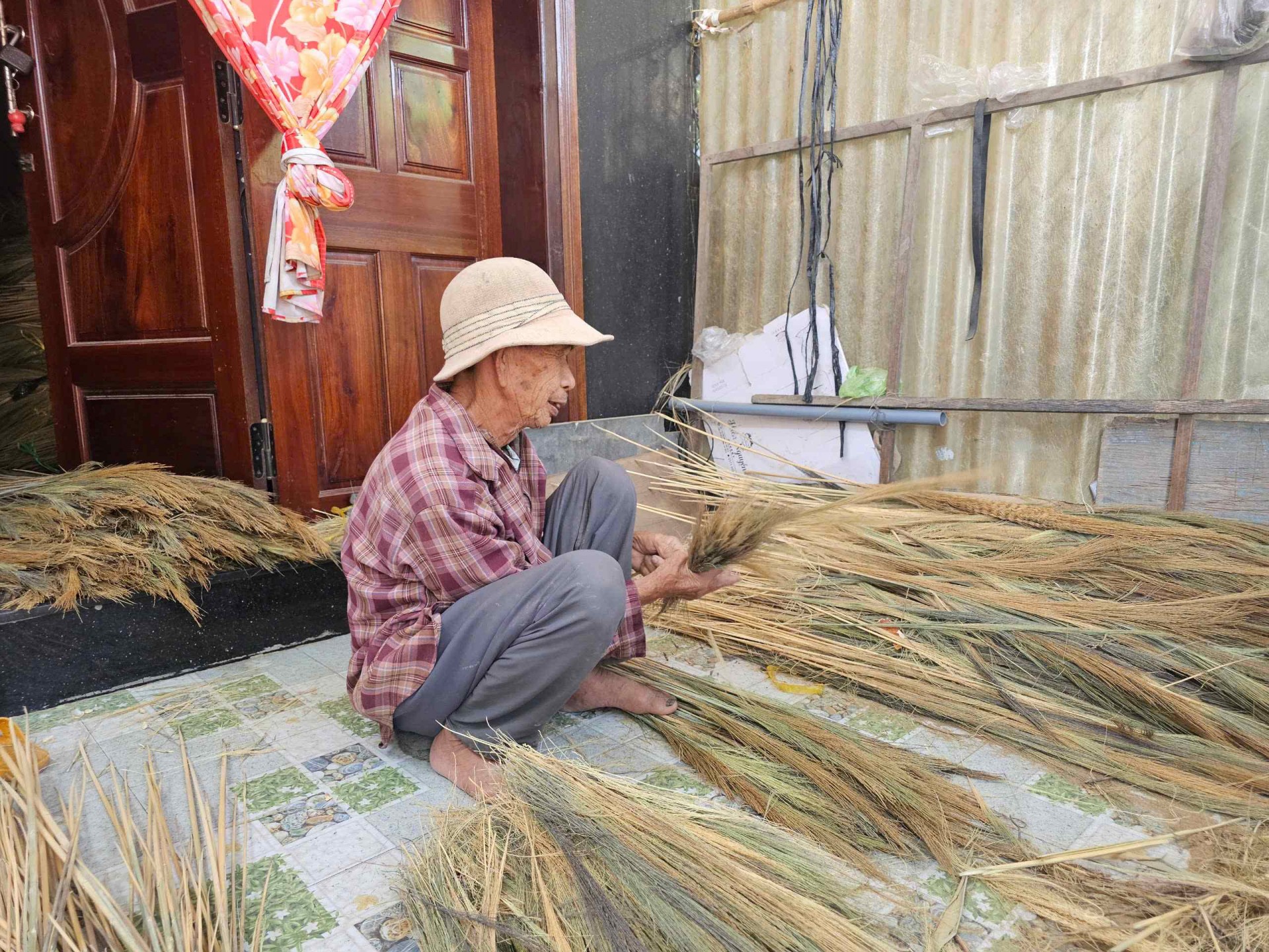 Phú Yên: Khó nhọc nghề làm chổi đót Mỹ Thành Phú Yên: Khó nhọc nghề làm chổi đót Mỹ Thành