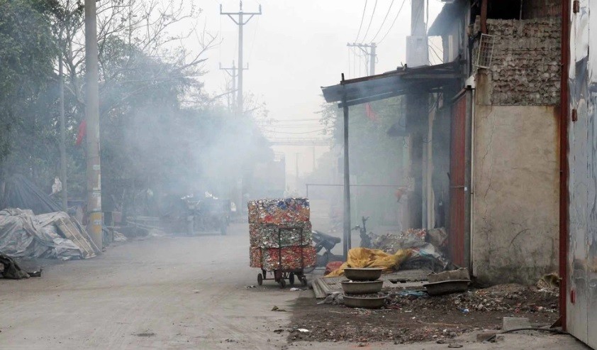 Khói bụi từ hoạt động cô đúc nhôm khiến thôn Bình Yên lúc nào cũng như được bao phủ bởi sương mù Khói bụi từ hoạt động cô đúc nhôm khiến thôn Bình Yên lúc nào cũng như được bao phủ bởi sương mù