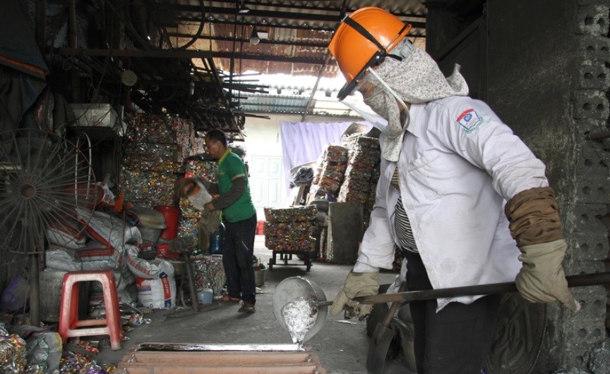 Có khoảng 1/3 số hộ dân trong thôn Bình Yên làm các công việc liên quan đến tái chế nhôm từ phế liệu Có khoảng 1/3 số hộ dân trong thôn Bình Yên làm các công việc liên quan đến tái chế nhôm từ phế liệu
