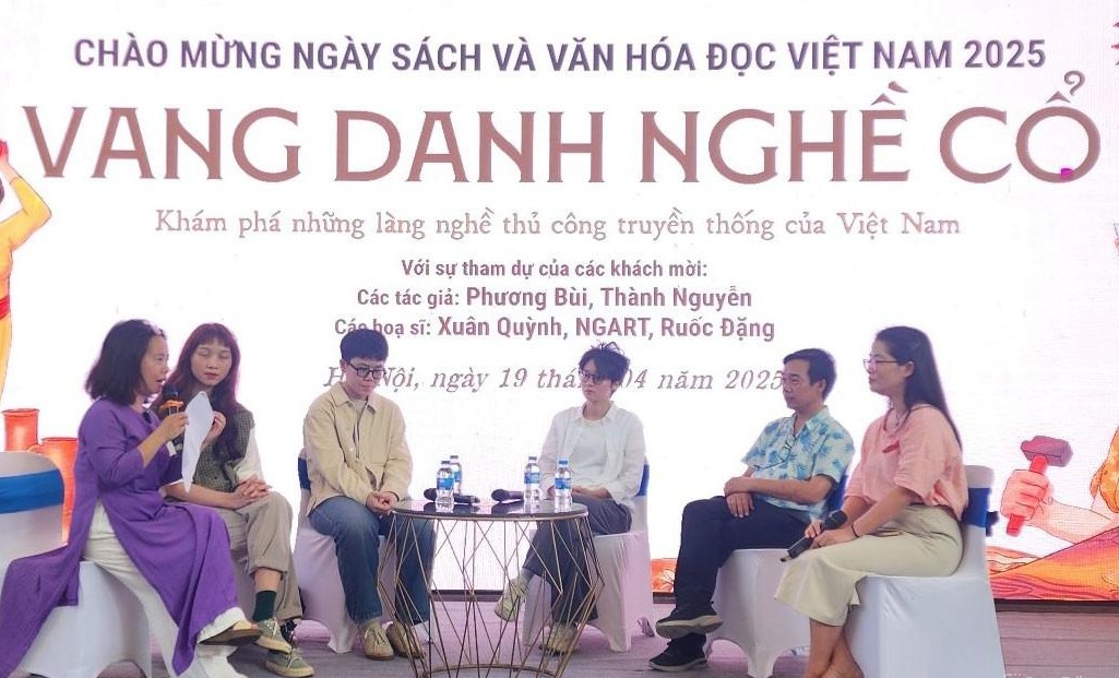 Các tác giả và hoạ sĩ giao lưu tại sự kiện.