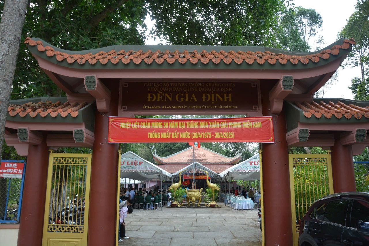 Họp mặt, dâng hương tại Đền Gia Định nhân kỷ niệm 50 năm ngày giải phóng miền Nam